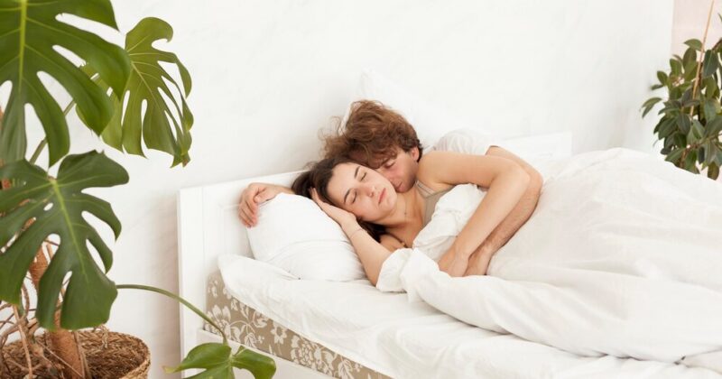 coppia-dormire-insieme-in-camera-da-letto_23-2148674007